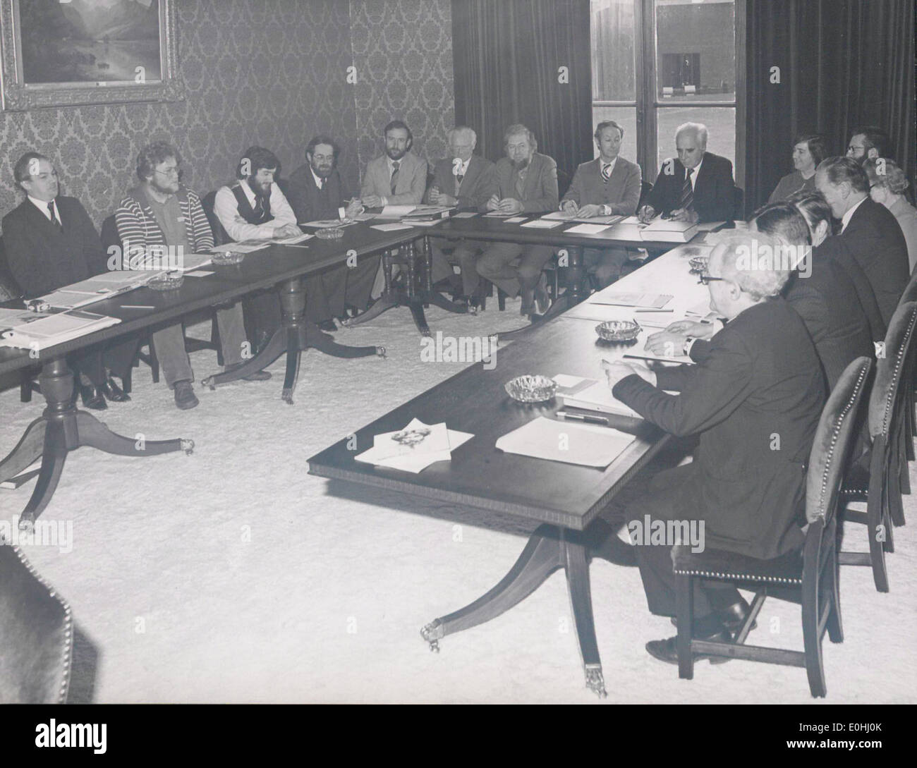 Eine Sitzung des Leitungsorgans fand im East Room des Plassey House statt, bei der wichtige Entscheidungen und politische Maßnahmen erörtert wurden. Stockfoto