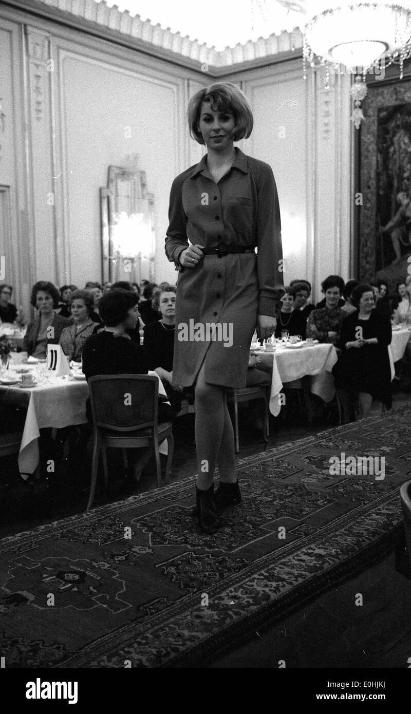 Dieses Bild zeigt eine Schaufensterpuppe im Grand Hotel mit stilvollen Designs und Modetrends der Zeit. Stockfoto