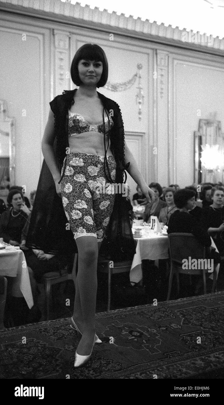 Eine modische Schaufensterpuppe im Grand Hotel mit zeitgenössischem Design und Mode-Trends der Zeit. Stockfoto