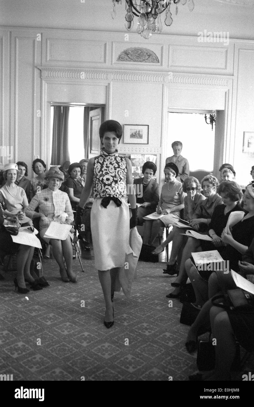 Ein Foto aus dem Jahr 1965, das in der amerikanischen Botschaft aufgenommen wurde und ein bedeutendes Ereignis oder eine Ausstellung zeigt, die in der diplomatischen Mission veranstaltet wurde. Stockfoto