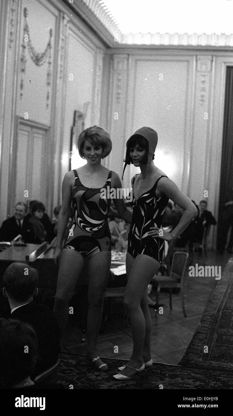 Eine Mode-Schaufensterpuppe im Grand Hotell, die Designs aus dem frühen 20. Jahrhundert zeigt und die Modetrends der Zeit hervorhebt. Stockfoto