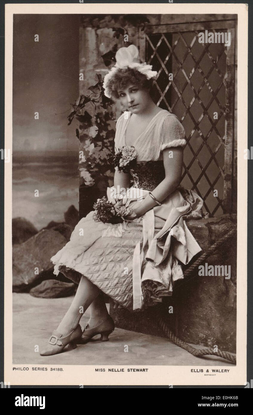 Porträt von Miss Nellie Stewart sitzt [vor einem Spalier und halten einen Blumenstrauß der Blumen, ca. 188-], Ellis und Walery Stockfoto
