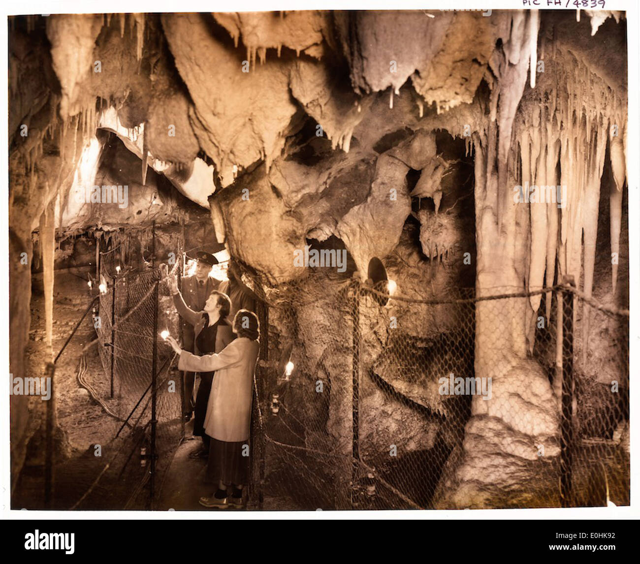 [Besucher in die rechts-Imperial-Höhle Inspektion der Sentinel mit großen Stalaktiten dahinter] [Frank Hurley] Stockfoto
