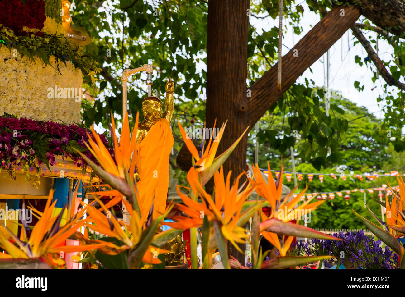 Buddha-Statue unter Dusche im Vesak Day parade Stockfoto