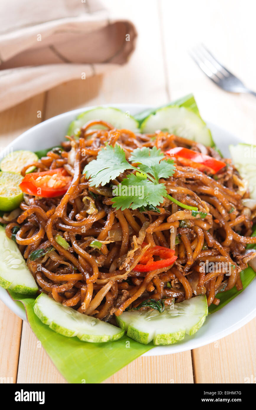 Asiatischen Stil würzig gebratene Nudeln, am Esstisch servierfertig. Stockfoto