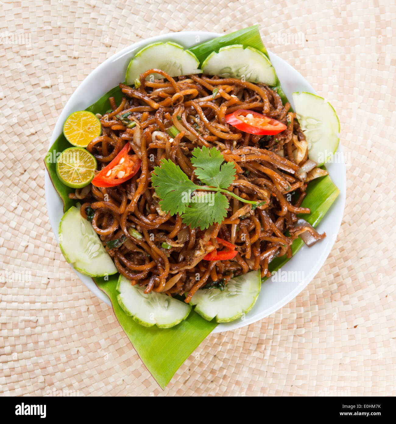 Asiatisches Essen würzig gebratene Nudeln, am Esstisch servierfertig. Stockfoto