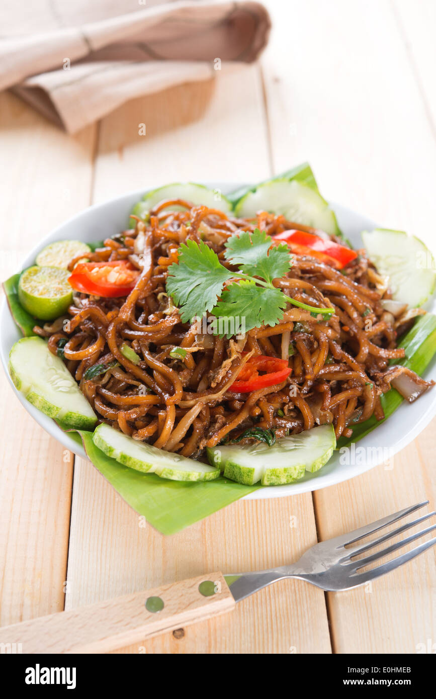 Asiatische gebratene Nudeln, am Esstisch servierfertig. Stockfoto