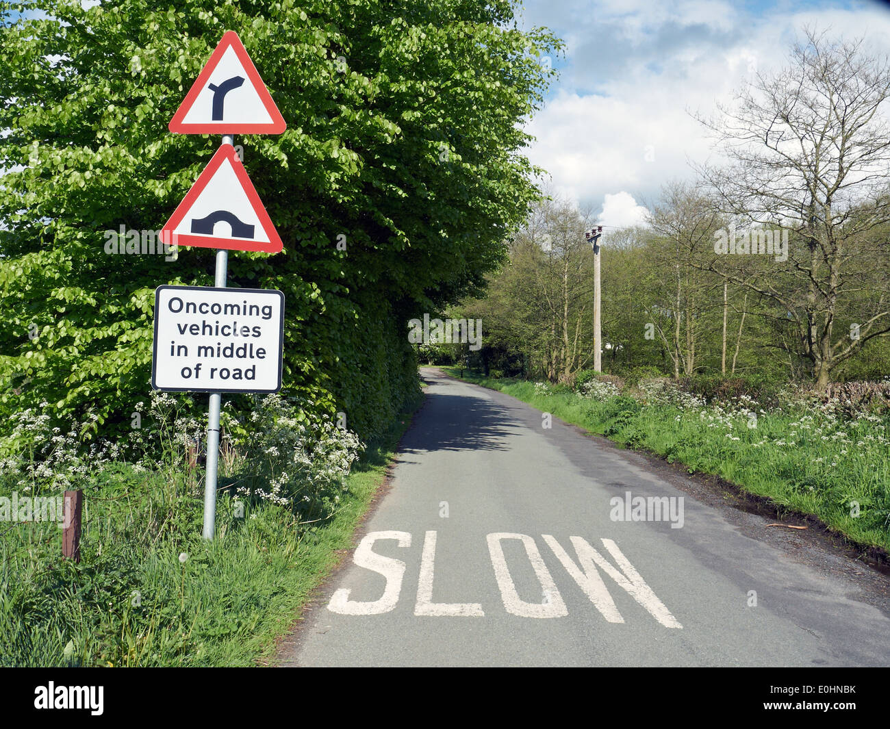 Straße verengt unterzeichnen entgegenkommenden Fahrzeugen in der Mitte der Straße in Cheshire UK Stockfoto