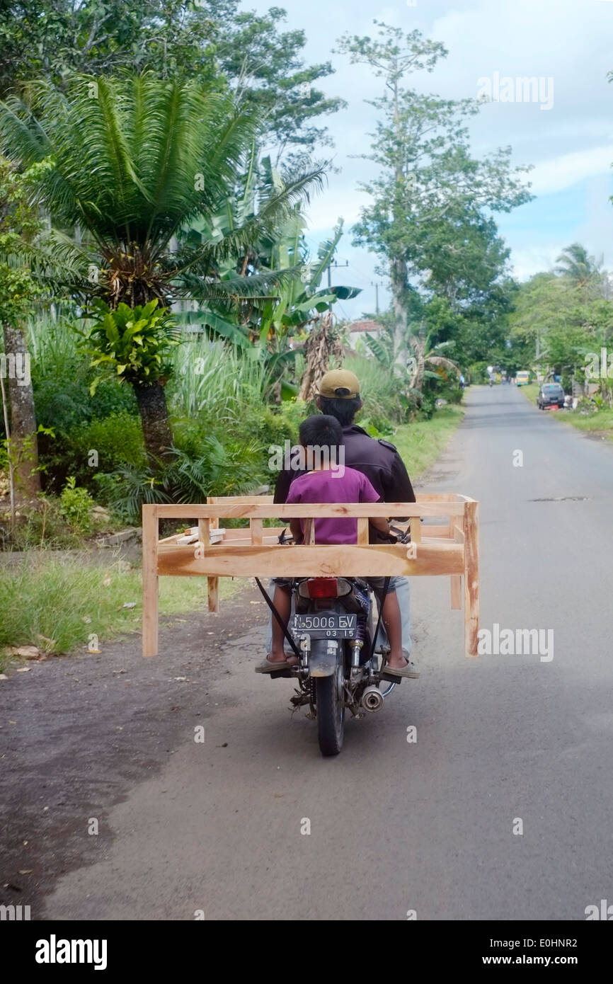 Motorrad-tragen einer prekären Last von einem Holzrahmen in der Nähe von Malang Ost-Java-Indonesien Stockfoto