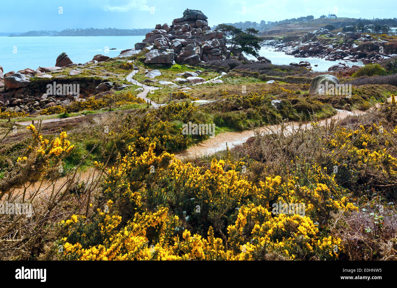 Ploumanach Frühling Küstenblick (Perros-Guirec, Bretagne, Frankreich). Der rosa Granit Küste. Stockfoto