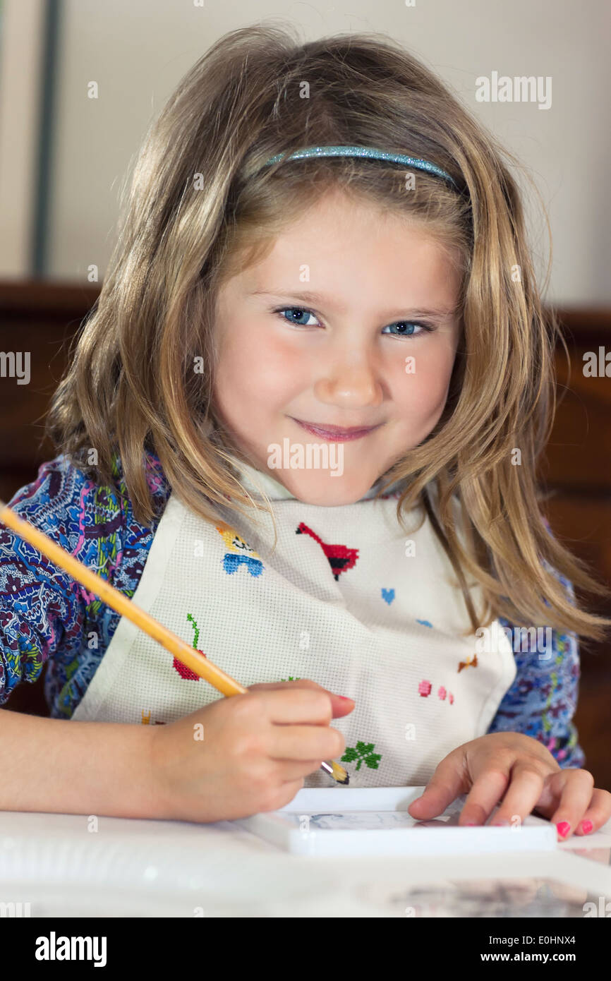 Kleines Mädchen zeichnen malen zu Hause Stockfoto
