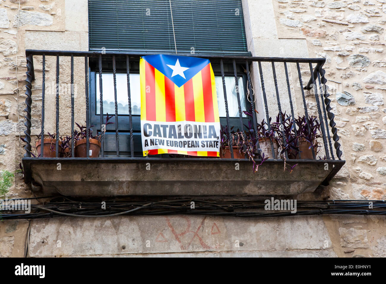 Katalonien: Einen neuen europäischen Staat. Katalanische Unabhängigkeit Flaggen hängen an Gebäuden in Girona. Stockfoto