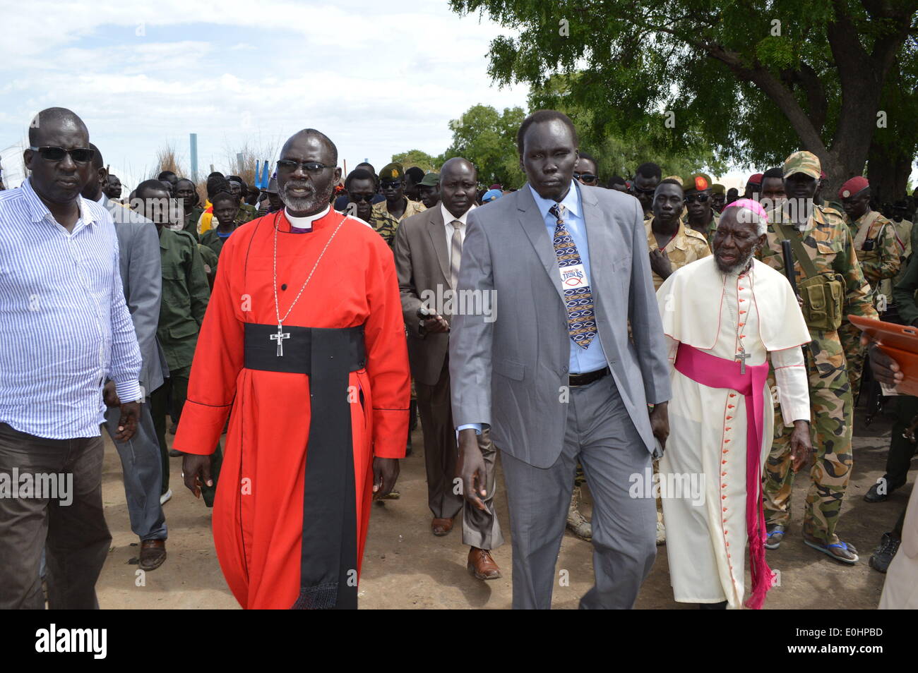 Gumuruk, Jonglei, Süd-Sudan. 13. Mai 2014. Mitglieder der Delegation zu gelangen. Südlich der sudanesischen Regierung und David Yau Yau South Sudan demokratische Bewegung/Armee (SSDM/A) Cobra Fraktion unterzeichnet einen endgültigen Friedensvertrag am 9. Mai in Addis Abeba. Die Vereinbarung wird für die Errichtung von größeren Pibor Verwaltungsgebieten von Jonglei Zustand bieten. Gruppen von Murle Stamm erhält die Delegation von der Präsidentschaft und der Leiter der Delegation der SSDMA Cobra, Generalleutnant Khalid Boutros Bora. Bildnachweis: Samir Bol/ZUMA Wire/ZUMAPRESS.com/Alamy Live-Nachrichten Stockfoto