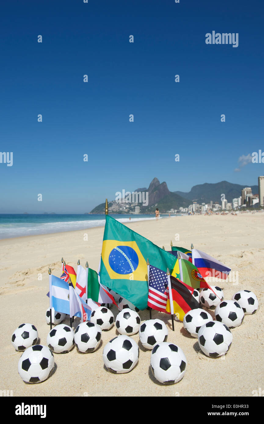 Internationaler Fußball Länderflaggen mit Fußbällen am Strand von Ipanema in Rio De Janeiro Brasilien Stockfoto