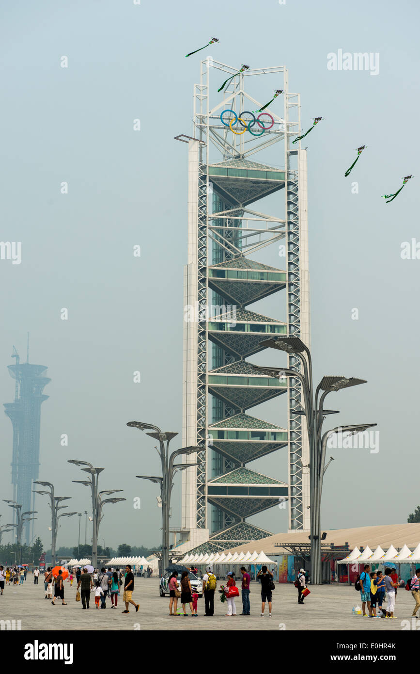 Olympia-Schild am Linglong Turm, Olympic Green, Chaoyang District, Beijing, China Stockfoto