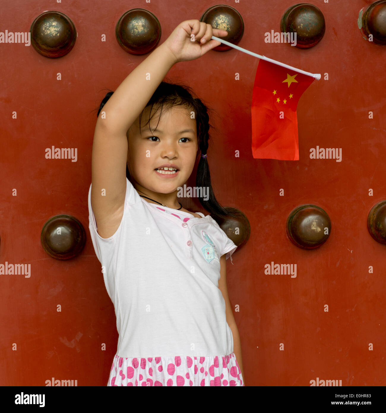 Nahaufnahme eines Mädchens, die chinesische Flagge auf verbotene Stadt, Xicheng District, Beijing, China Stockfoto