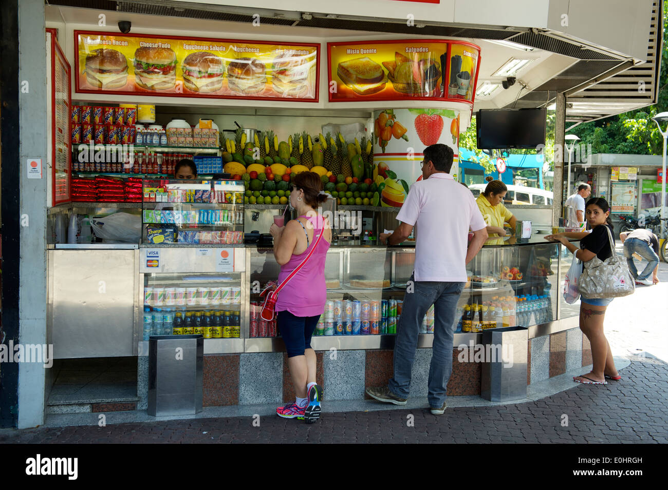 RIO DE JANEIRO, Brasilien - 1. April 2014: Kunden versammeln sich am typischen brasilianischen Saft stehen, die auf fast jedem co finden Stockfoto