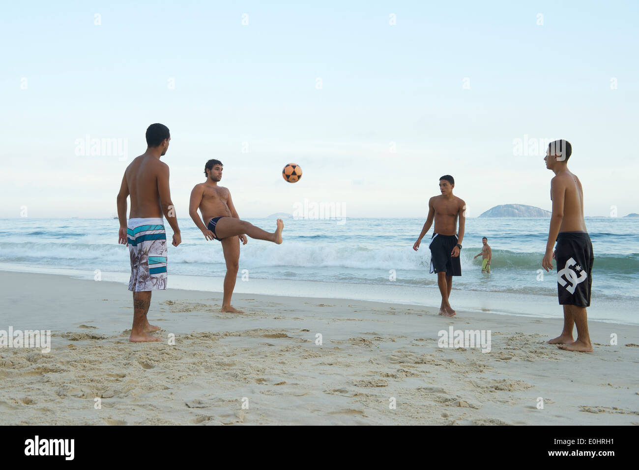 RIO DE JANEIRO, Brasilien - 1. April 2014: Gruppe von jungen Brasilianer keepy uppy Strandfußball spielen am Strand von Ipanema Posto 9. Stockfoto
