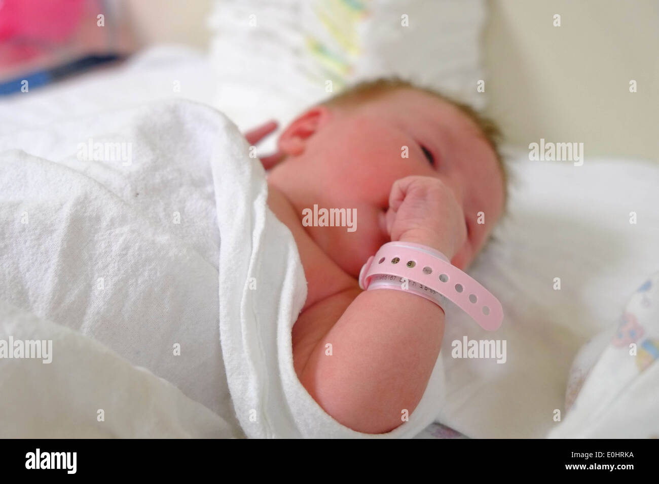 Säugling Neugeborenes in einer Entbindungsstation. Model-Release verfügbar Stockfoto
