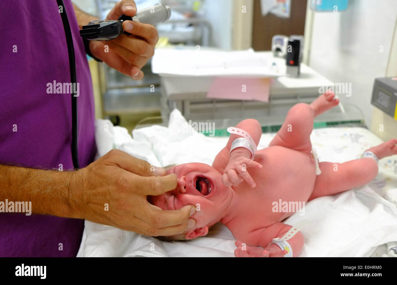 Ein Arzt prüfen, ein neugeborenes Baby nach der Geburt Stockfoto