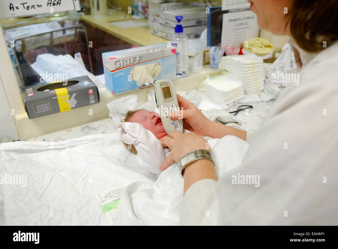 Arzt untersucht ein neugeborenes Kind in einer Entbindungsstation Stockfoto