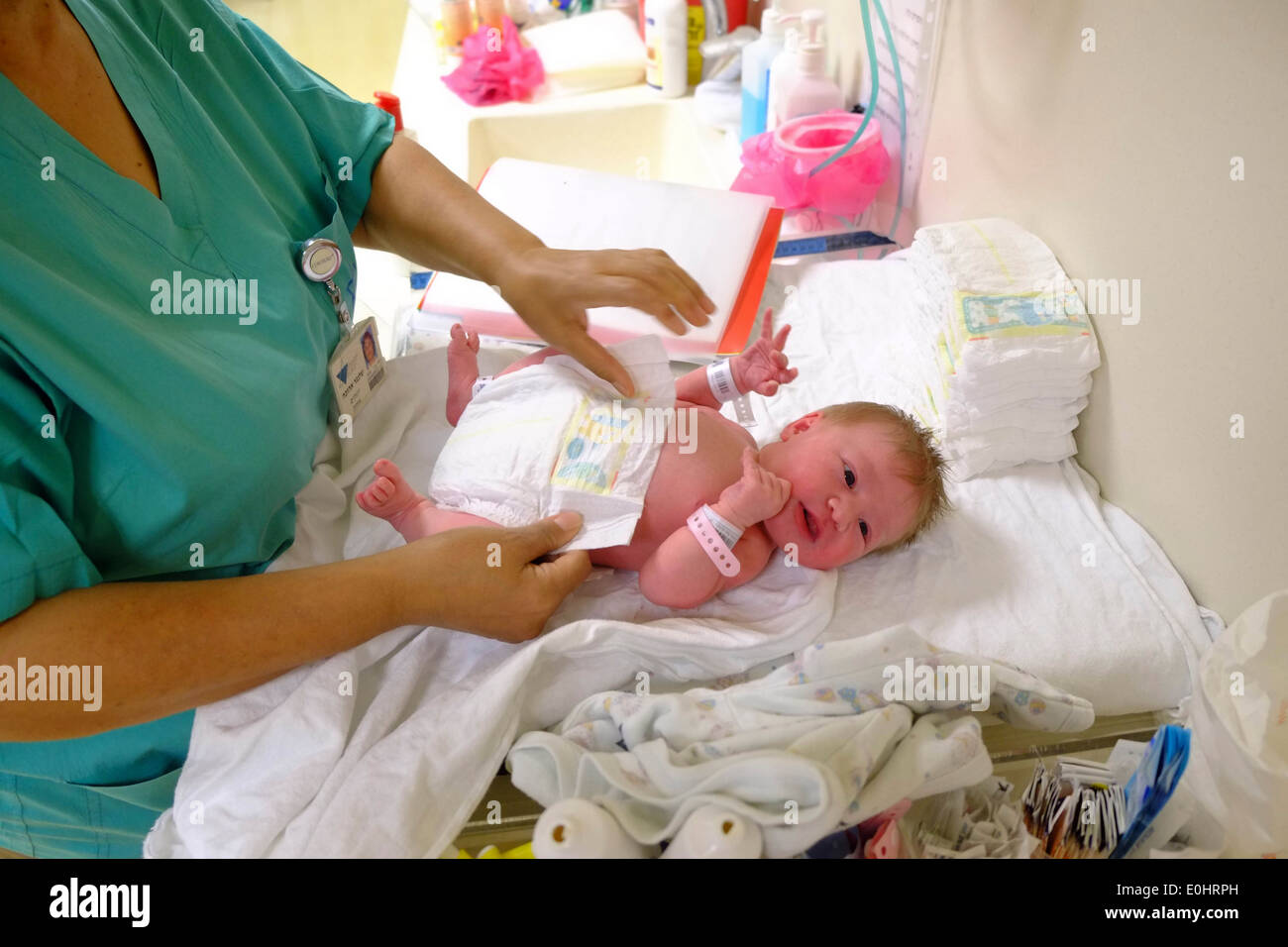 Krankenschwestern Kleider ein neugeborenes Kind in einer Entbindungsstation Stockfoto
