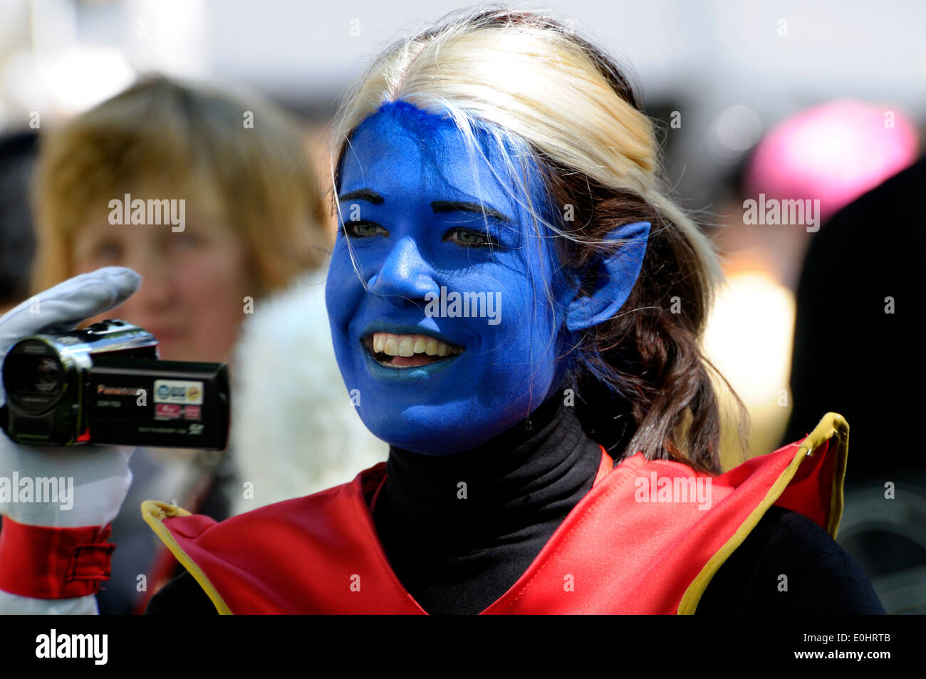 X-Men cosplay Event am Leicester Square in London, 2104. Frau in Tracht mit camcorder Stockfoto
