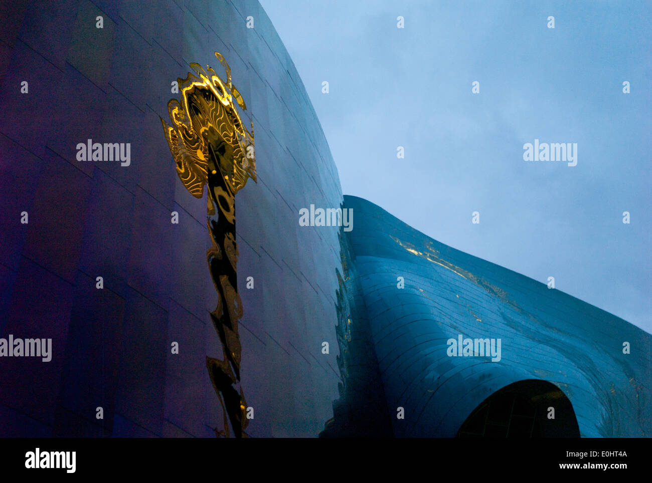 Reflexion der Space Needle auf ein Gebäude, Experience Music Project, Seattle, Washington State, USA Stockfoto