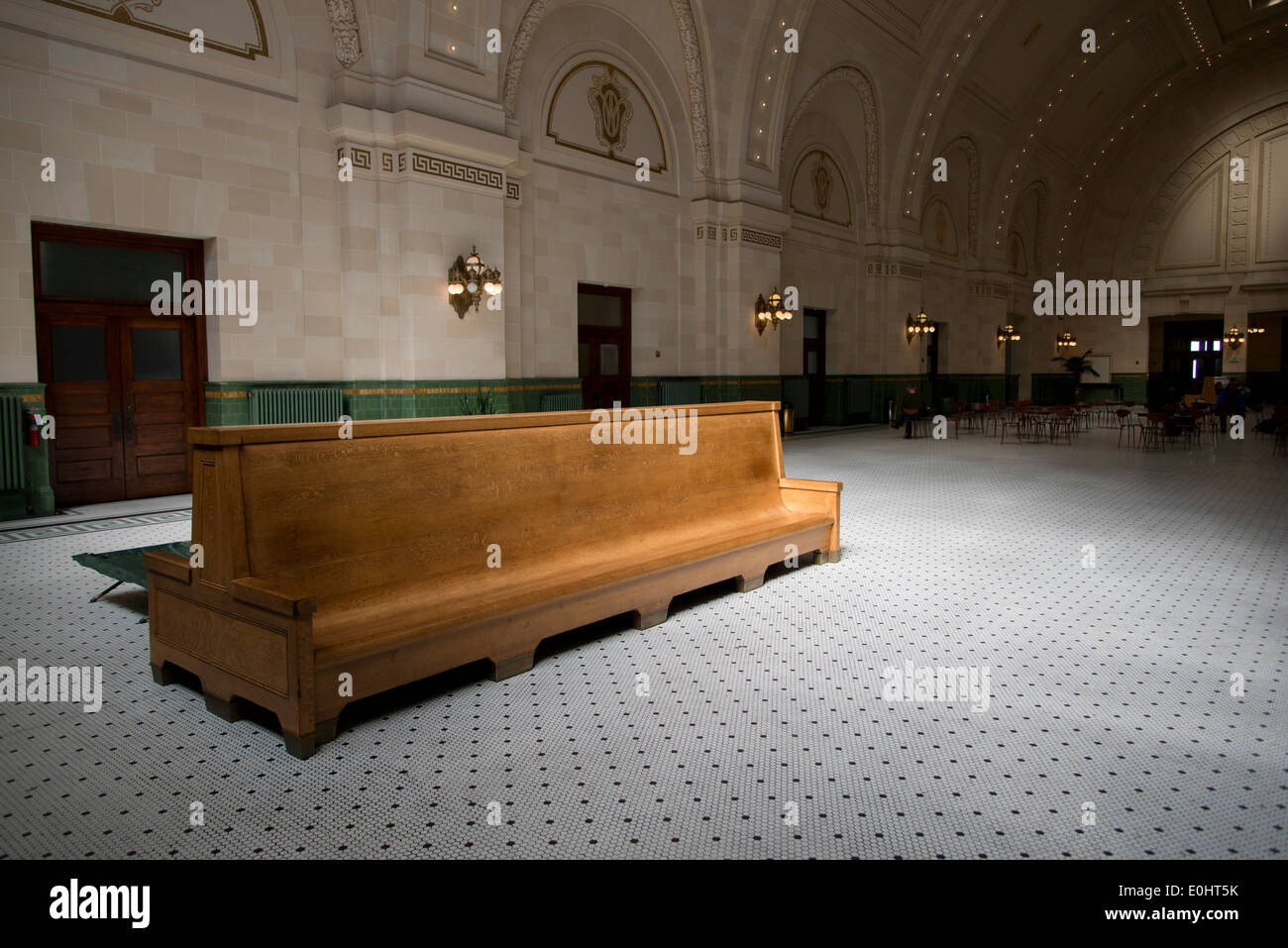 Holzbank innerhalb der Union Station, Seattle, Washington State, USA Stockfoto