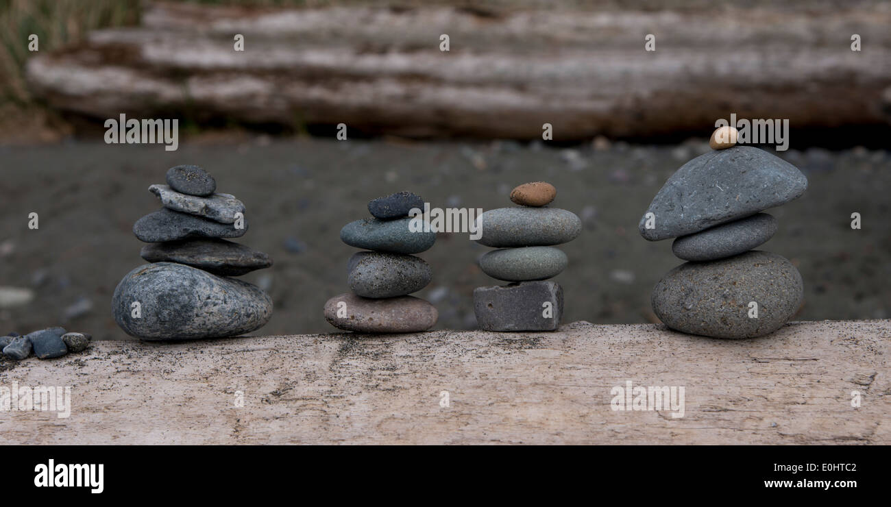 Nahaufnahme der Stapel von Steinen in einer Reihe, Deception Pass State Park, Oak Harbor, Washington State, USA Stockfoto
