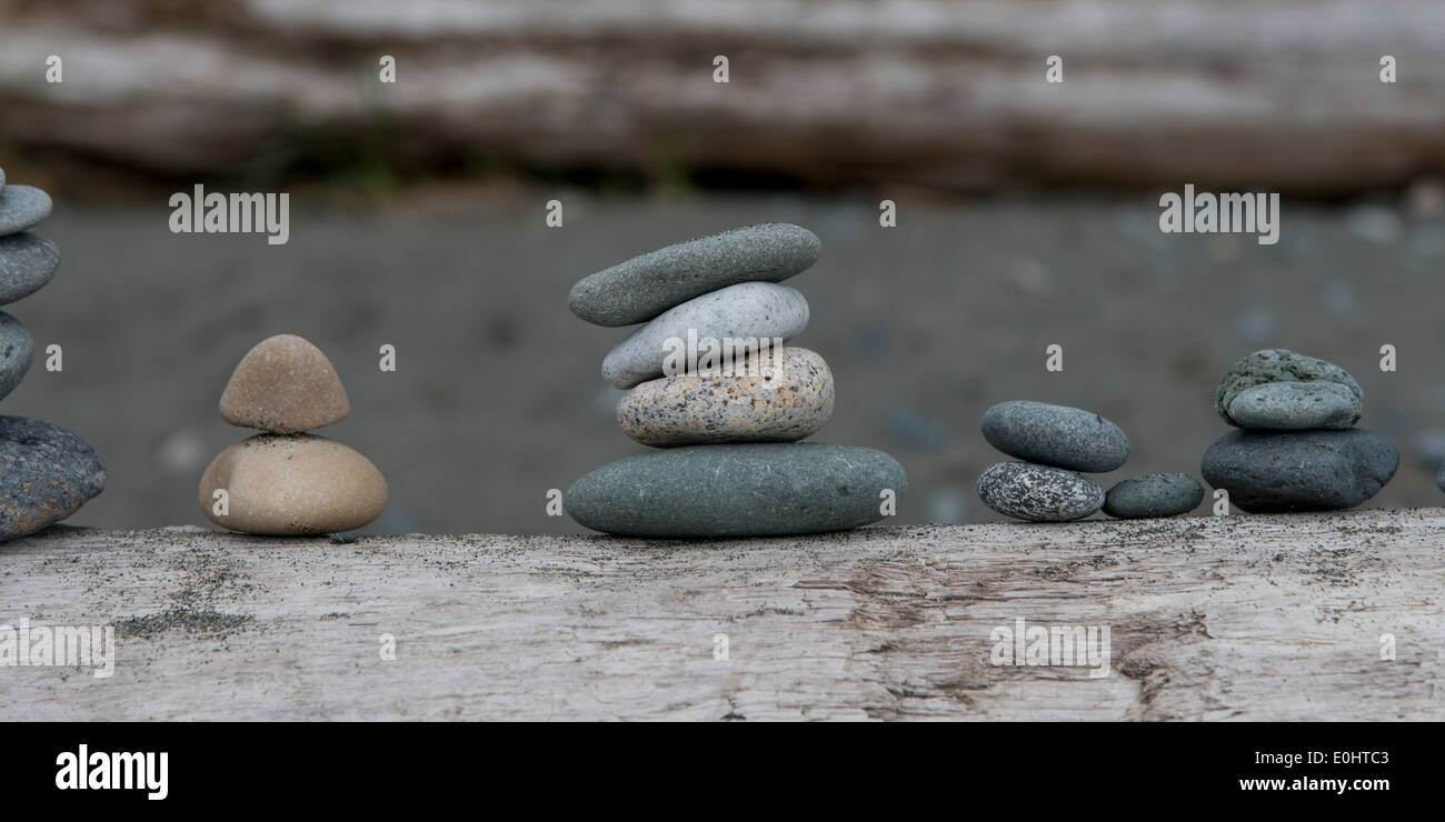 Nahaufnahme der Stapel von Steinen in einer Reihe, Deception Pass State Park, Oak Harbor, Washington State, USA Stockfoto