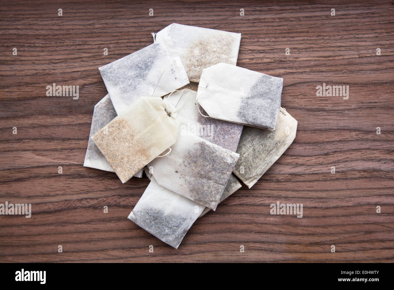 Verschiedene Teebeutel auf einem Holztisch Stockfoto