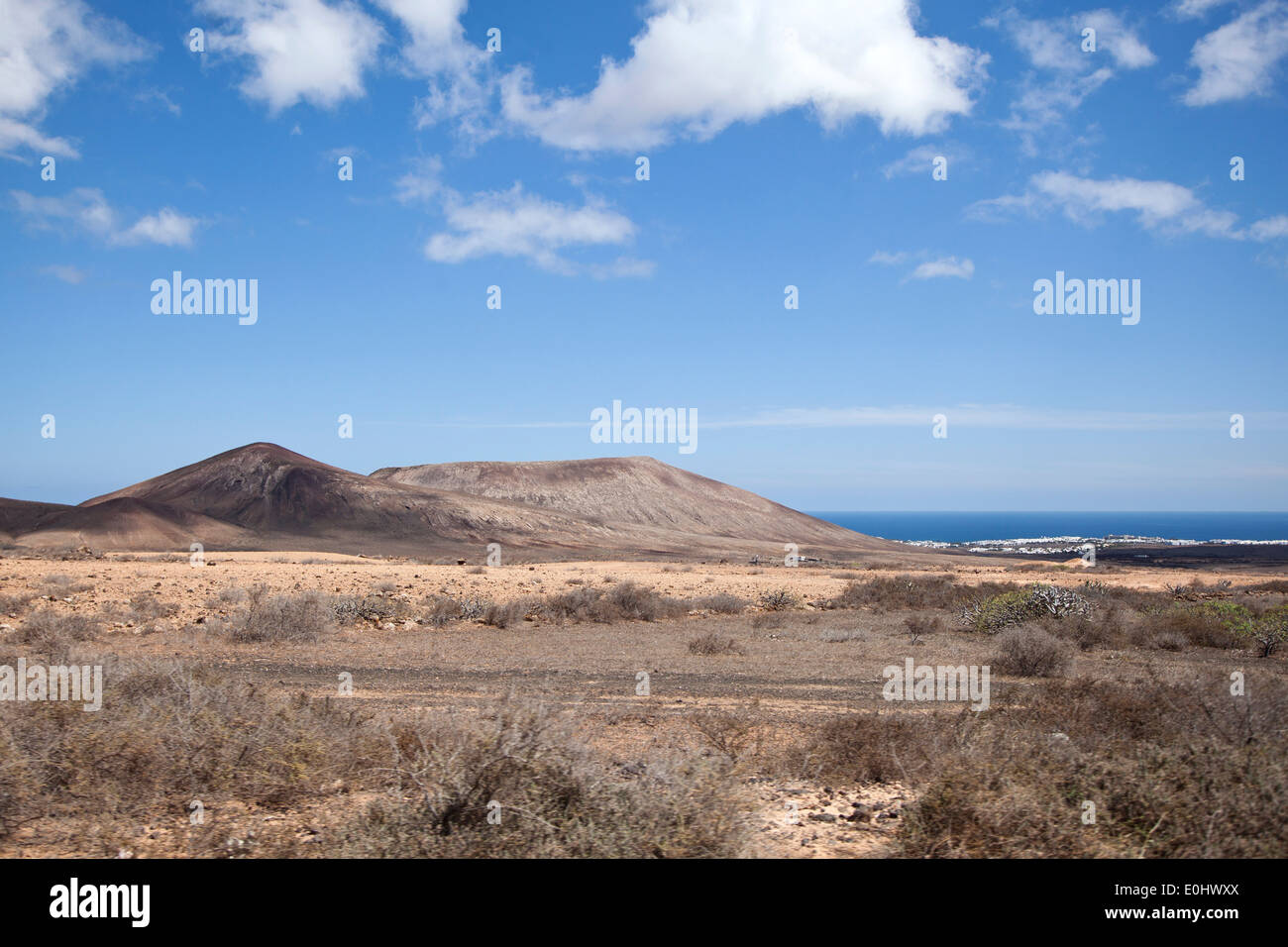 Vulkanlandschaft und dem Atlantischen Ozean im Hintergrund. (Lanzarote, Kanarische Inseln, Spanien) Stockfoto