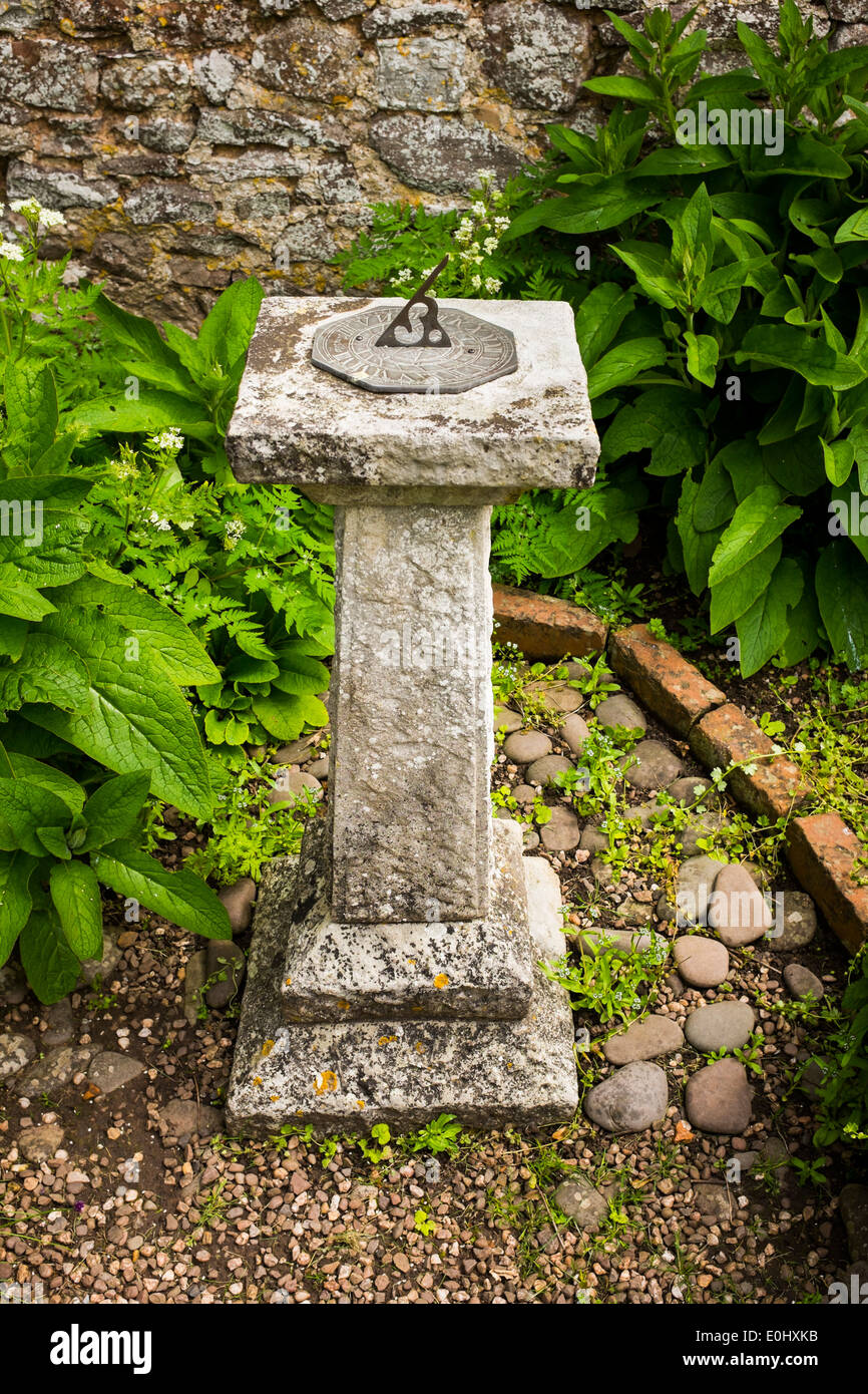 Eine Sonnenuhr in einem Garten, Devon, England Stockfoto