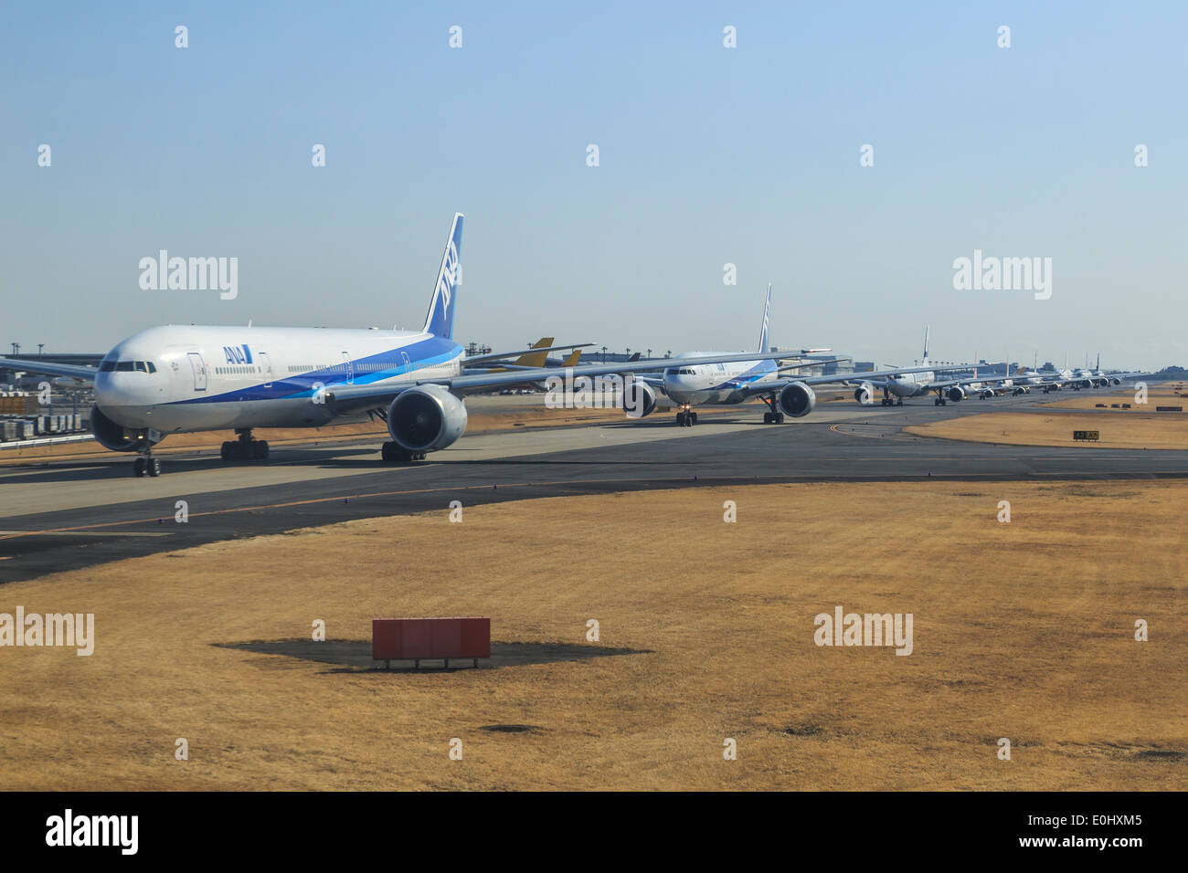 Flugzeuge, die darauf warten, fahren Stockfoto