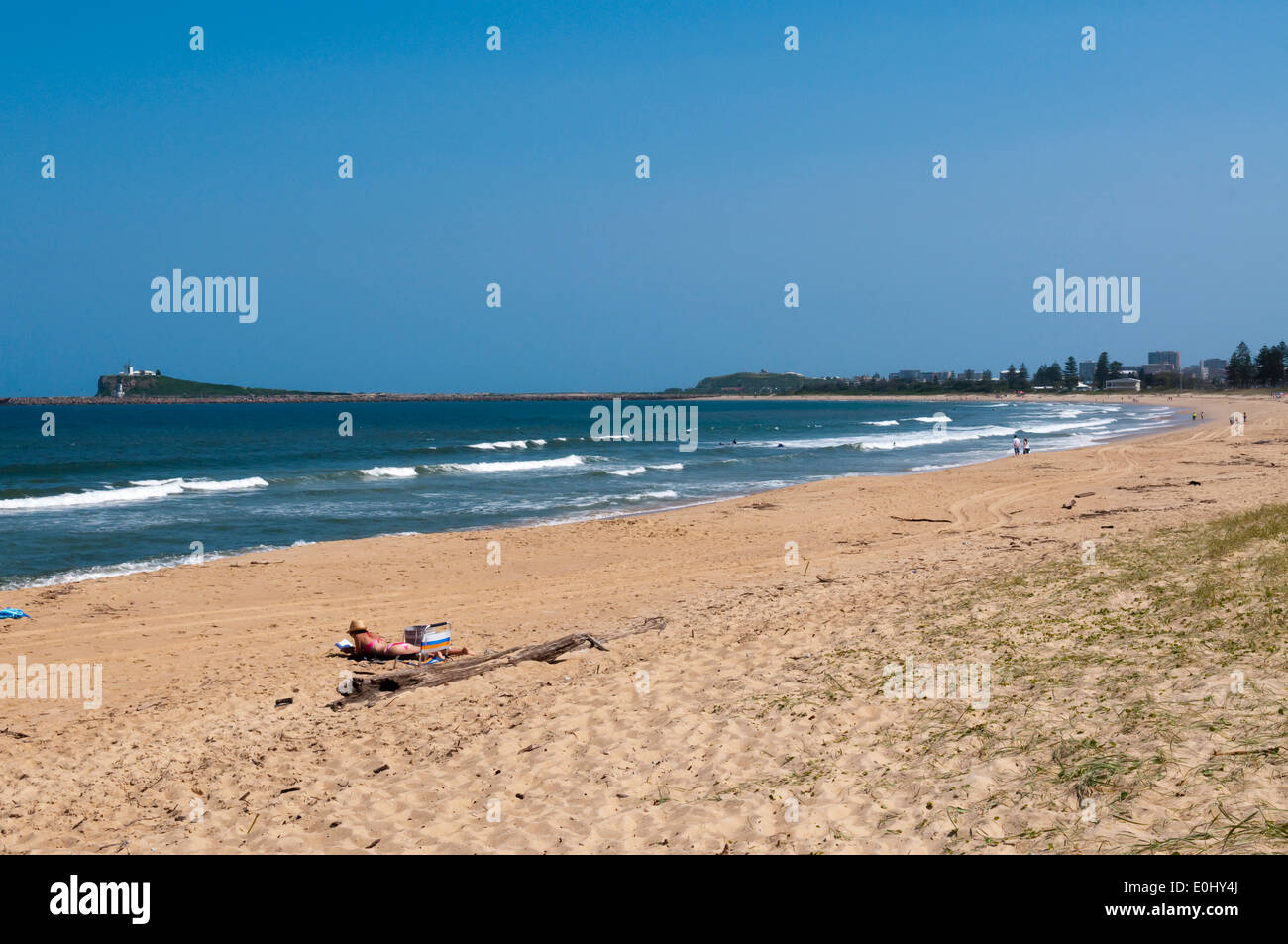 Sonnenbaden am Strand von Stockton, Newcastle, New South Wales, Australien. Stockfoto
