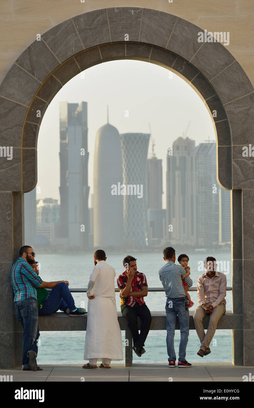 Doha. Katar. Besucher im Museum für islamische Kunst. Stockfoto