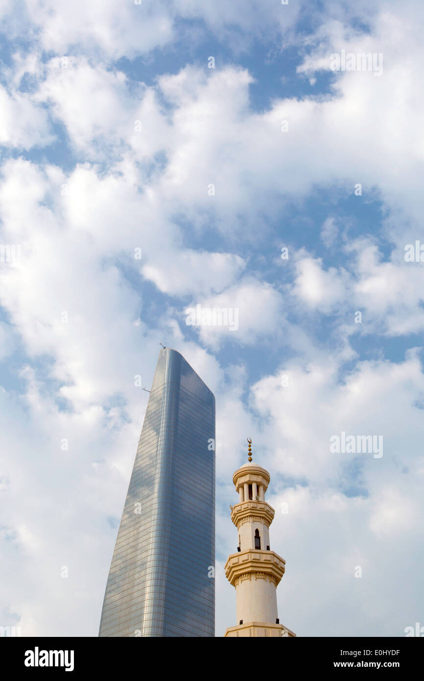 Arabische Halbinsel, Kuwait-Stadt, Gegenüberstellung von modernen und traditionellen Stockfoto