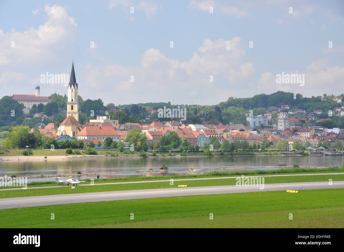 Ein kleines Flugzeug Landung auf einem Flughafen neben der Donau am Vilshhofen der Donau, Bayern, Deutschland. Stockfoto