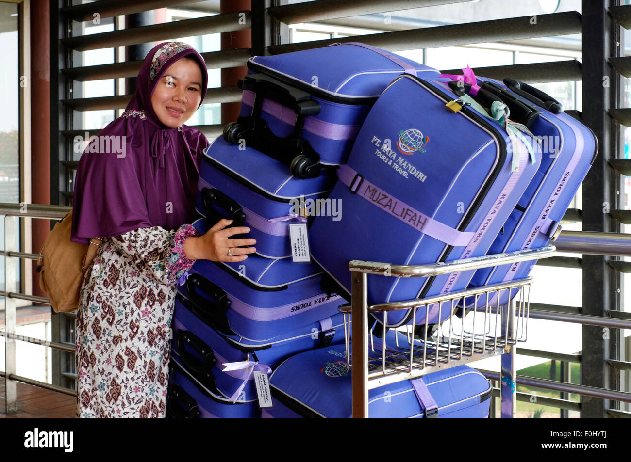 Beifahrerin mit passender Kleidung und Gepäck am internationalen Flughafen Soekarno-Hatta Jakarta Indonesien Stockfoto