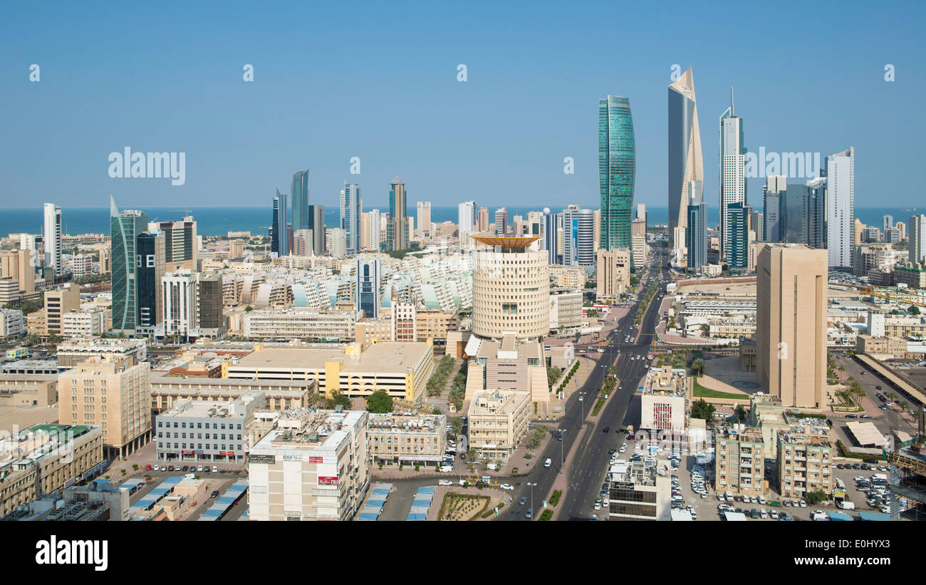 Arabien, Kuwait, Skyline der Stadt und zentraler Geschäftsbezirk, erhöht, Ansicht Stockfoto