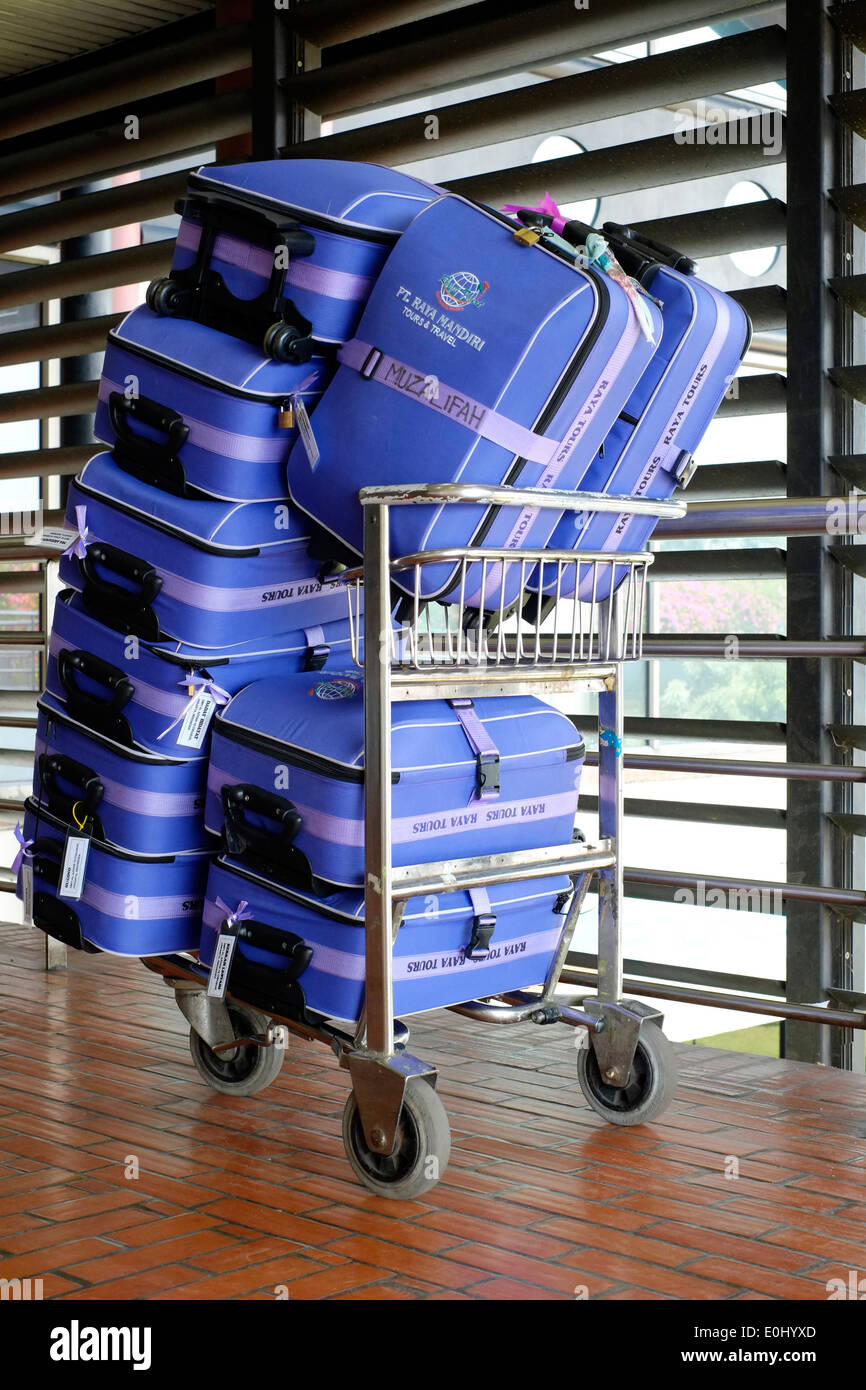 Gepäck auf Wagen alle in der gleichen Farbe auf dem internationalen Flughafen Soekarno-Hatta Jakarta Indonesien Stockfoto