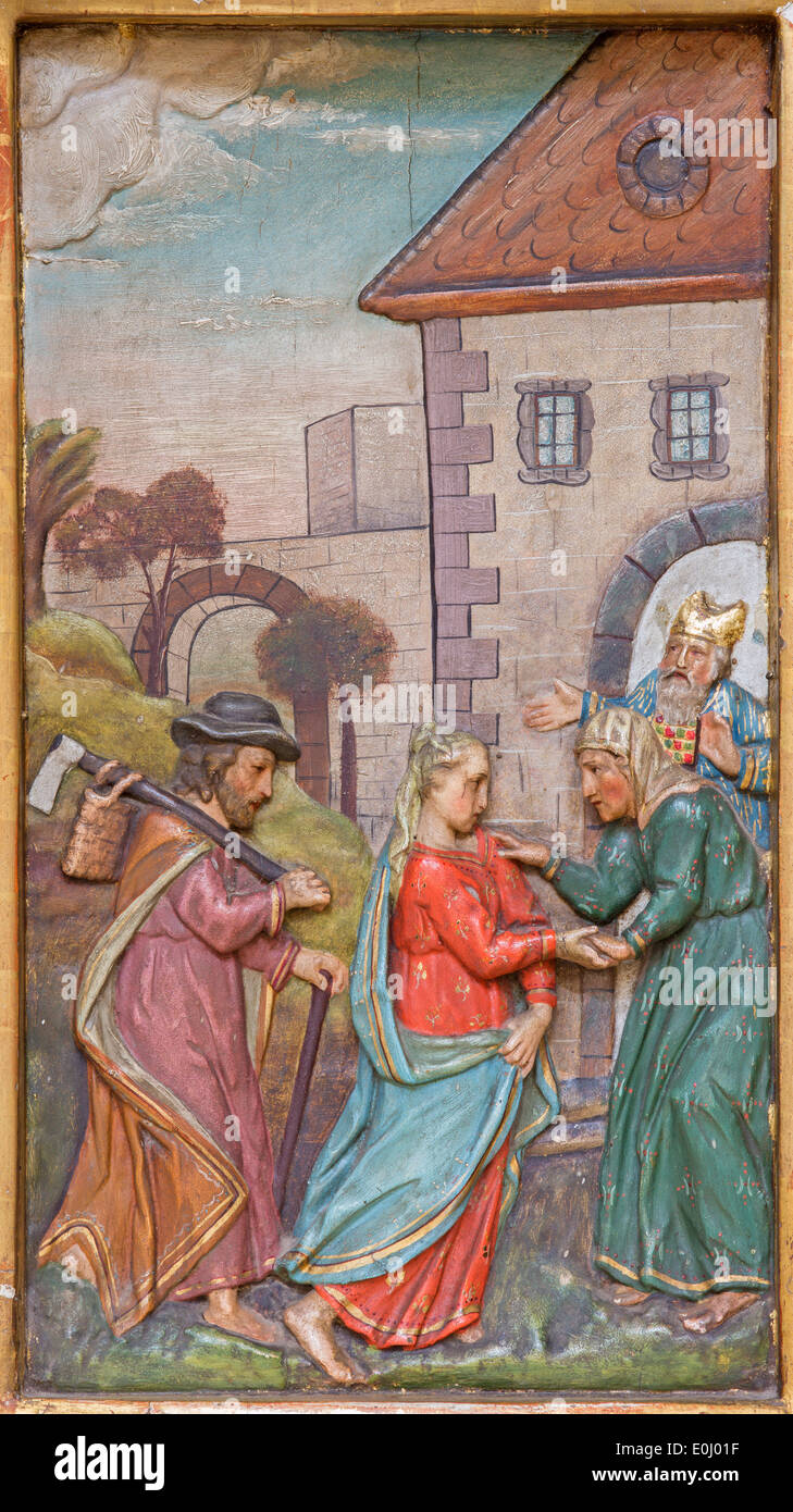 TRNAVA, Slowakei - 3. März 2014: Maria Heimsuchung, Elizabeth geschnitzt Relief aus Seitenaltar in der Jesuiten-Kirche von 19. Jhdt. Stockfoto
