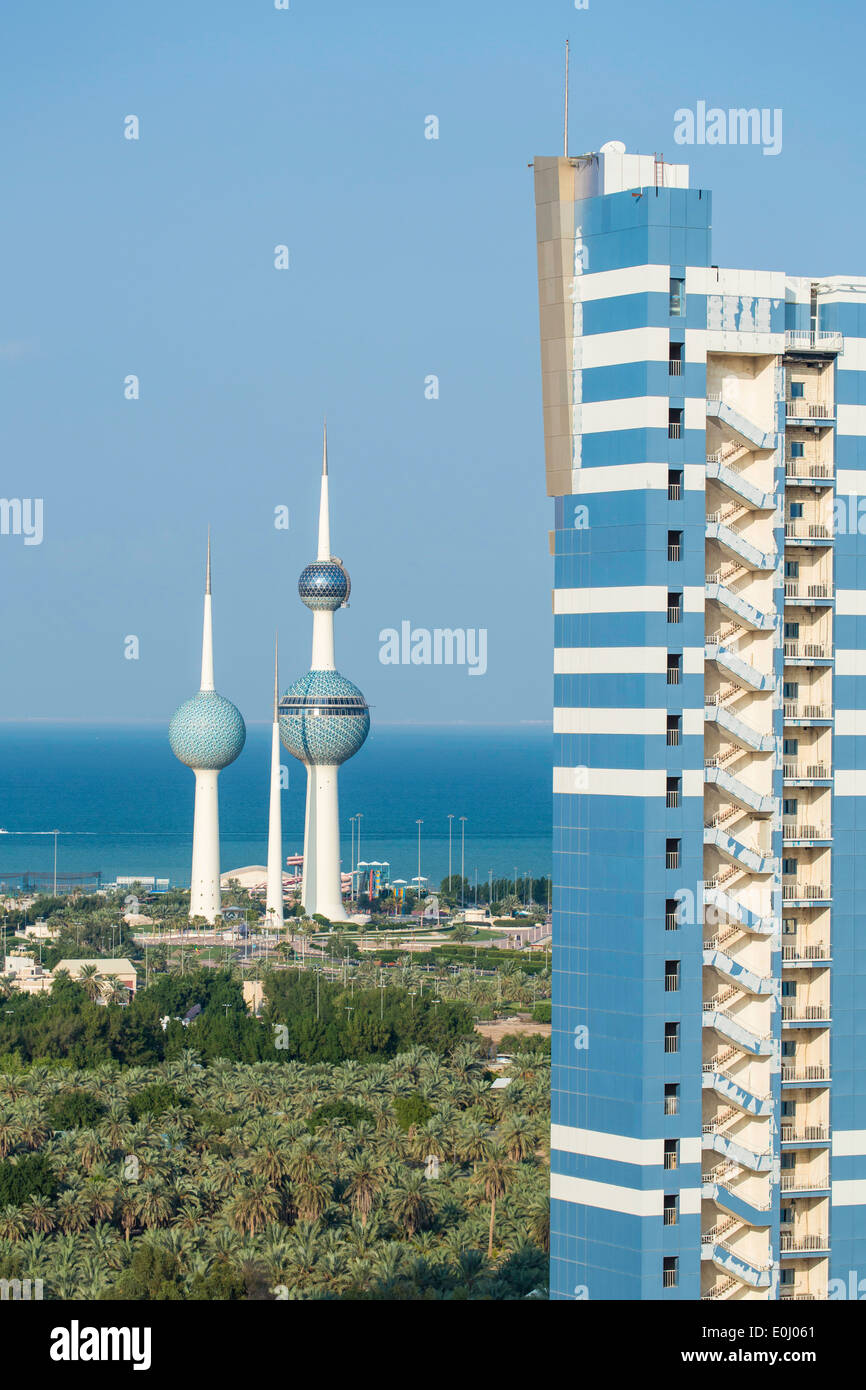 Kuwait-Stadt, Wohngebäude und die Kuwait Towers Stockfoto