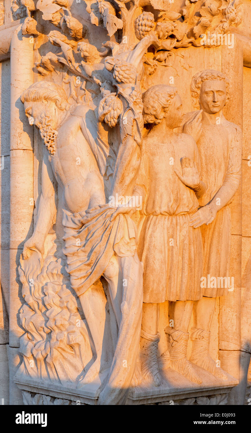 Venedig - Skulptur von der Fassade des Dogenpalastes im Morgenlicht - betrunkener Noah bedeckt von zwei seiner Söhne Stockfoto