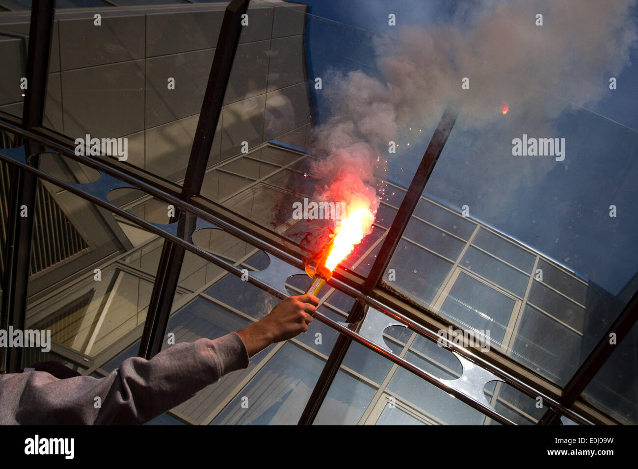 14. Mai 2014 - ukrainischen Ultras mit Fackeln und Rauchbomben erfordern im DFB-Pokal das Finale, in Anwesenheit von ukrainischen Fans zu halten (Credit-Bild: © Sergii Kharchenko/NurPhoto/ZUMAPRESS.com) Stockfoto