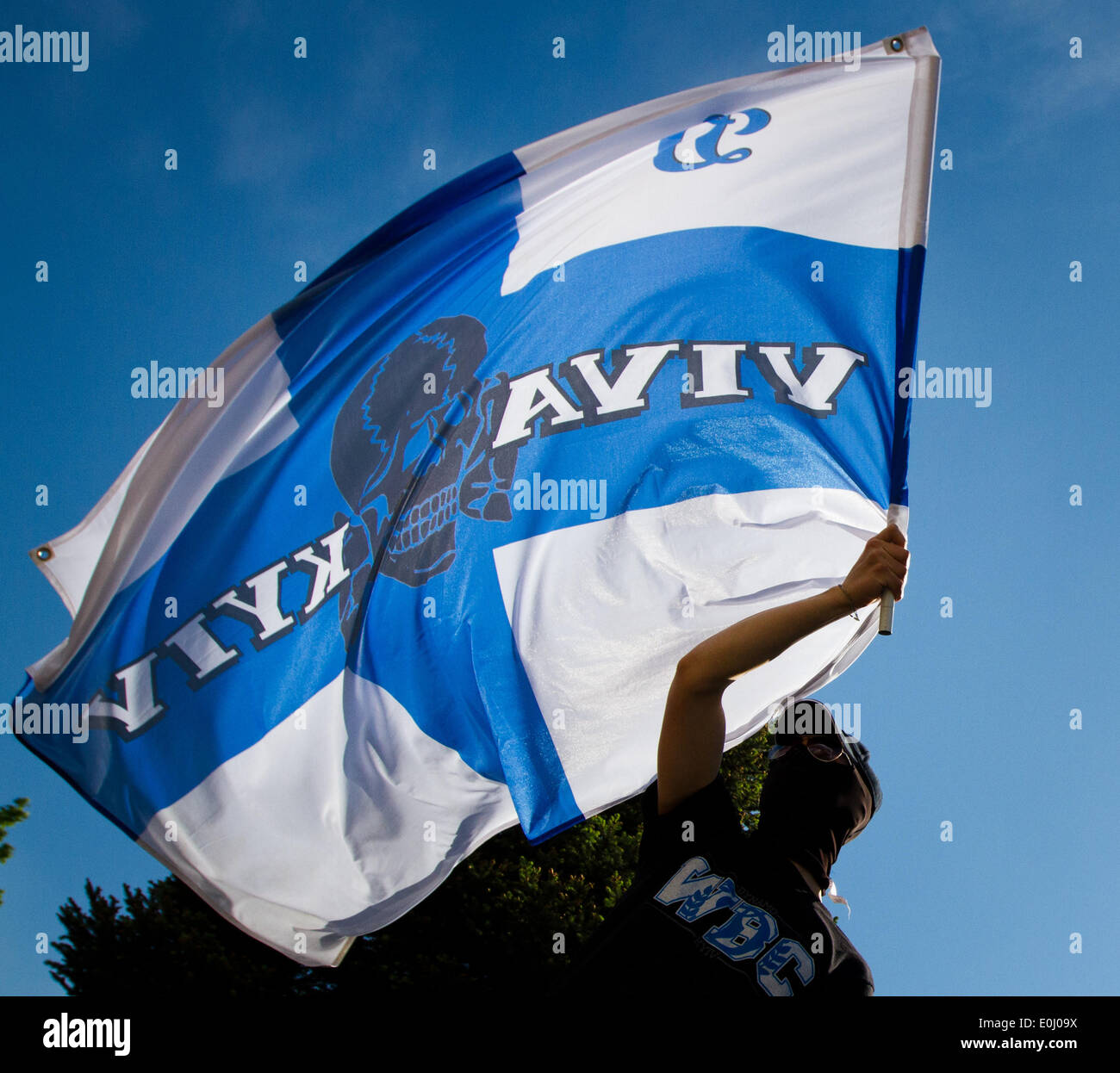 14. Mai 2014 - ukrainischen Ultras mit Fackeln und Rauchbomben erfordern im DFB-Pokal das Finale, in Anwesenheit von ukrainischen Fans zu halten (Credit-Bild: © Sergii Kharchenko/NurPhoto/ZUMAPRESS.com) Stockfoto