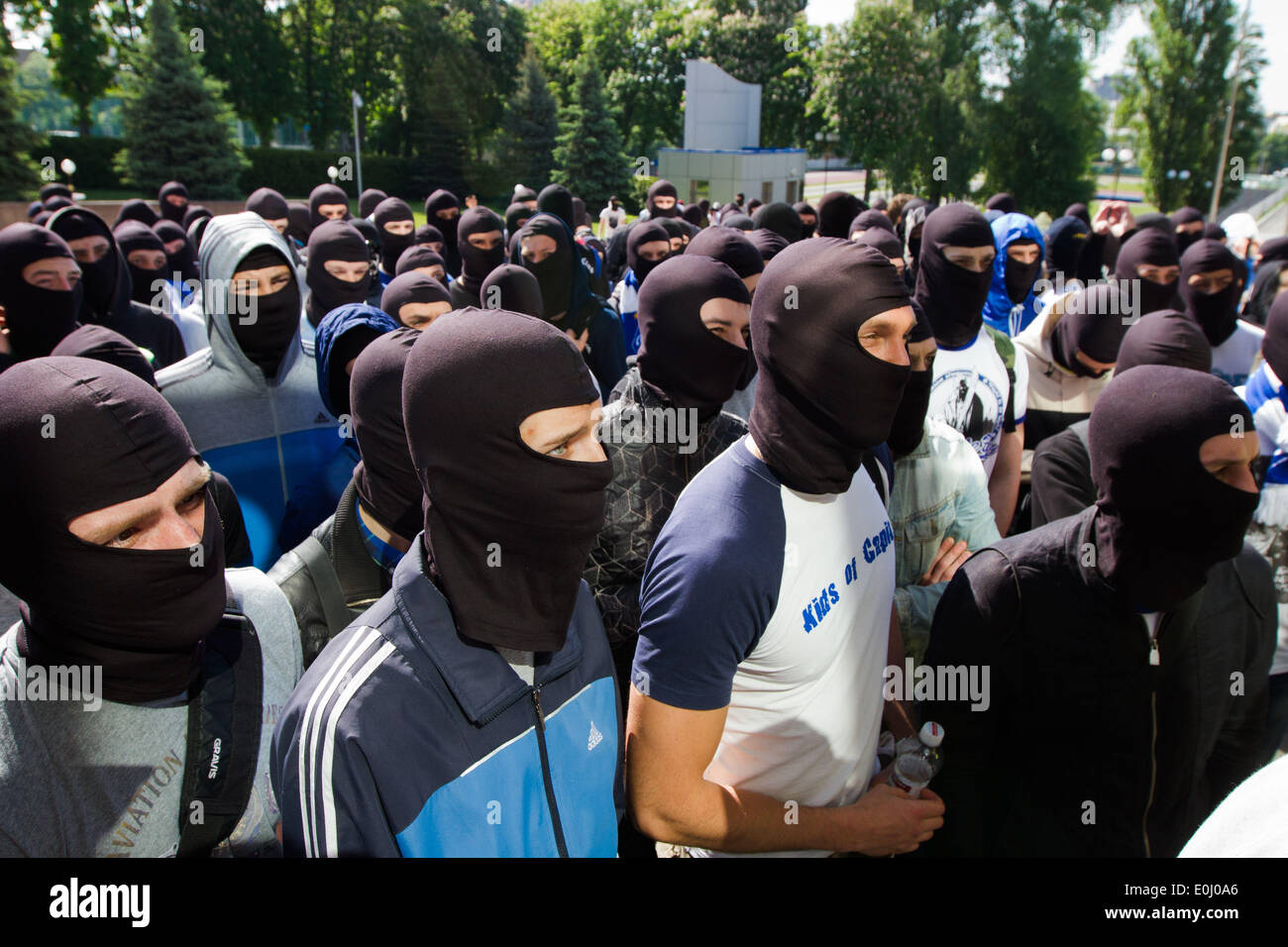 14. Mai 2014 - ukrainischen Ultras mit Fackeln und Rauchbomben erfordern im DFB-Pokal das Finale, in Anwesenheit von ukrainischen Fans zu halten (Credit-Bild: © Sergii Kharchenko/NurPhoto/ZUMAPRESS.com) Stockfoto