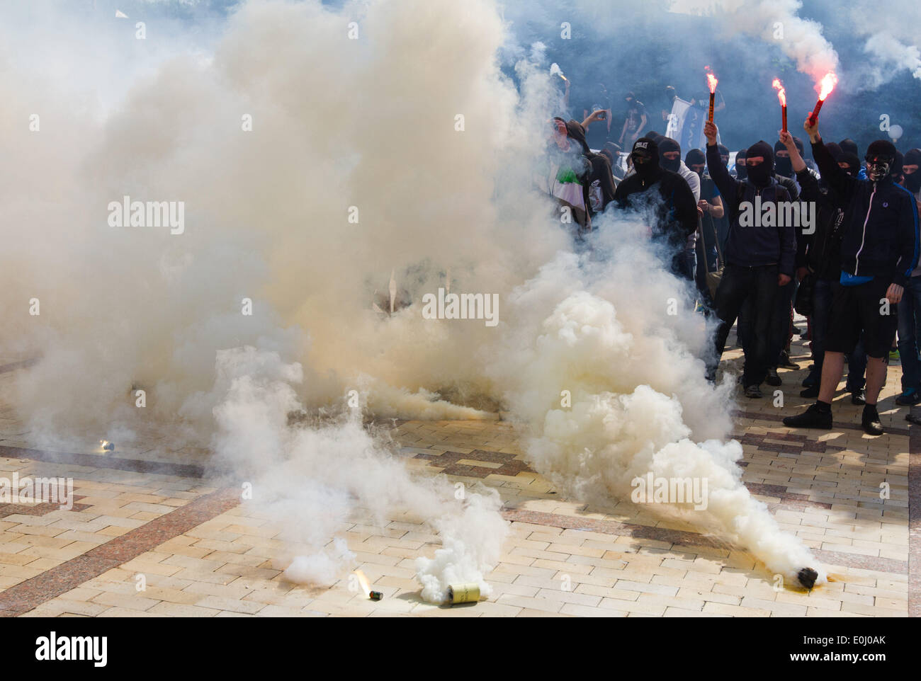 14. Mai 2014 - ukrainischen Ultras mit Fackeln und Rauchbomben erfordern im DFB-Pokal das Finale, in Anwesenheit von ukrainischen Fans zu halten (Credit-Bild: © Sergii Kharchenko/NurPhoto/ZUMAPRESS.com) Stockfoto