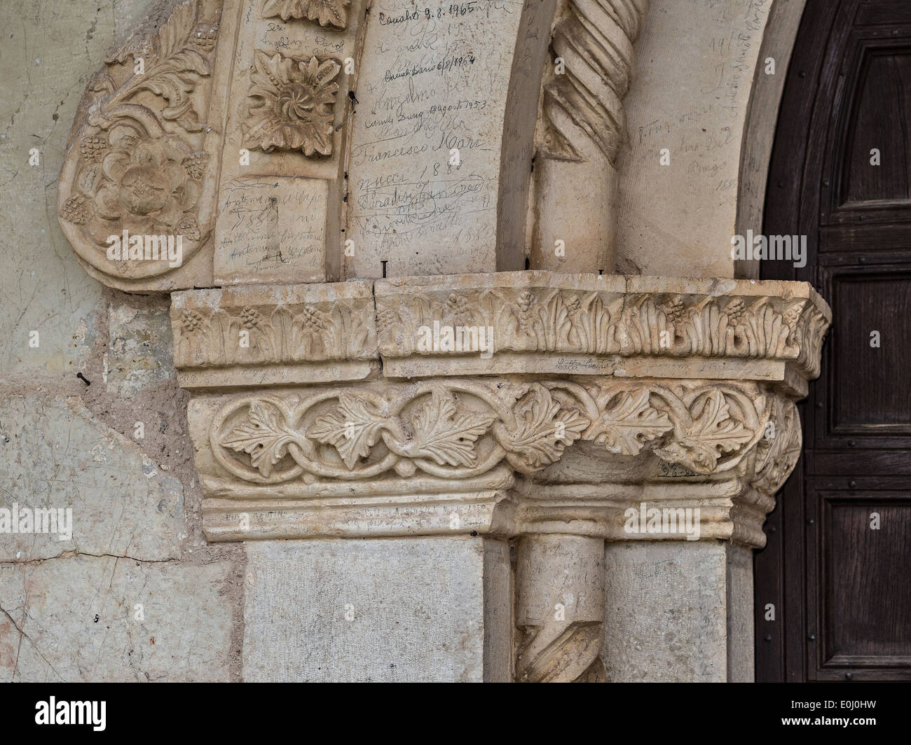 Campi di Norcia, Umbrien, Italien; Kirche San Salvatore; Detail des Portals Stockfoto